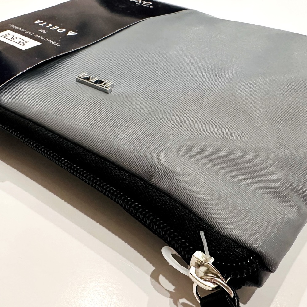 New Delta Airlines First/Business Class Amenity Kit Tumi (Silver/Grey)